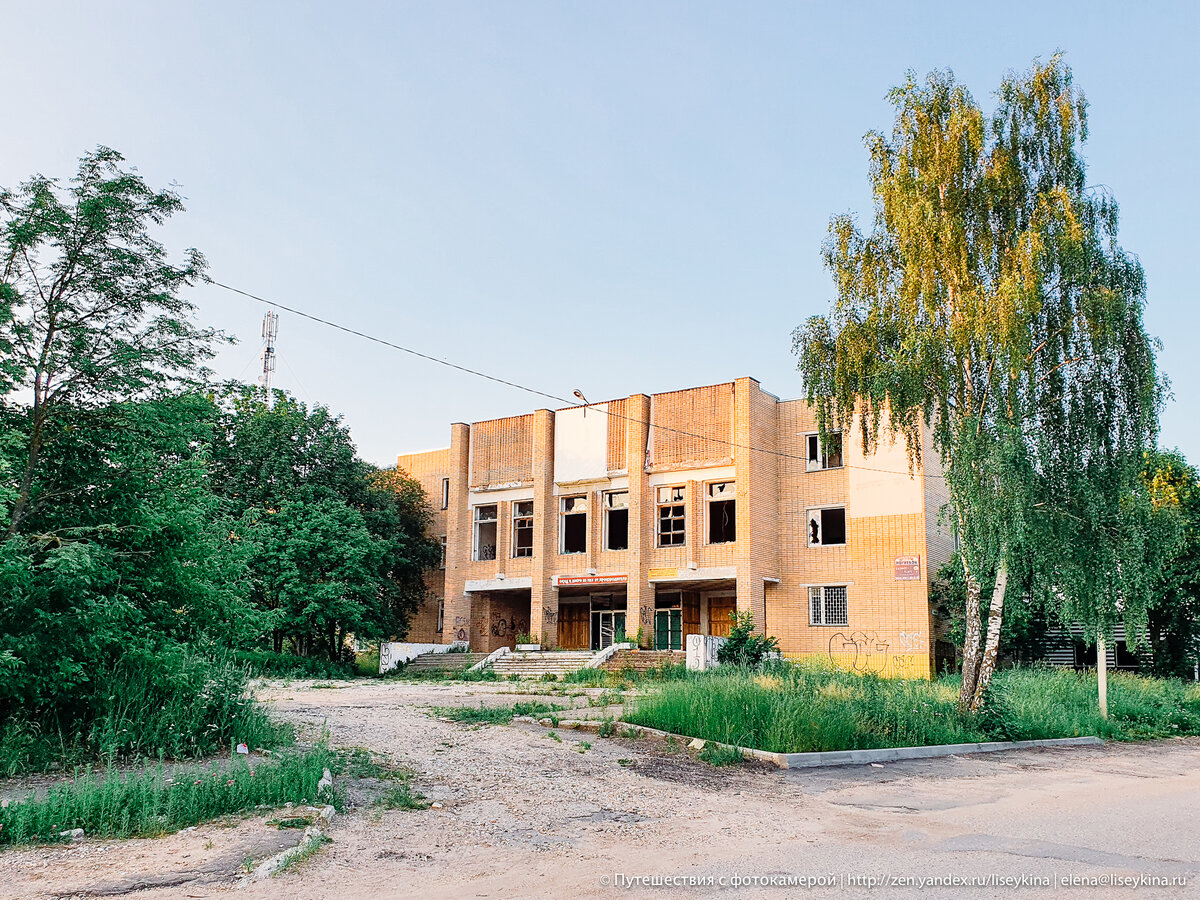 ?‍?Заглянула в заброшенный дом культуры посреди города: блестящий потолок и кучи документов