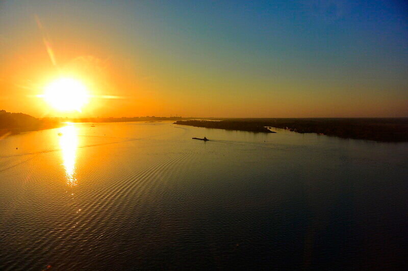 А это знаменитая Стрелка - слева под солнцем Ока, справа - Волга