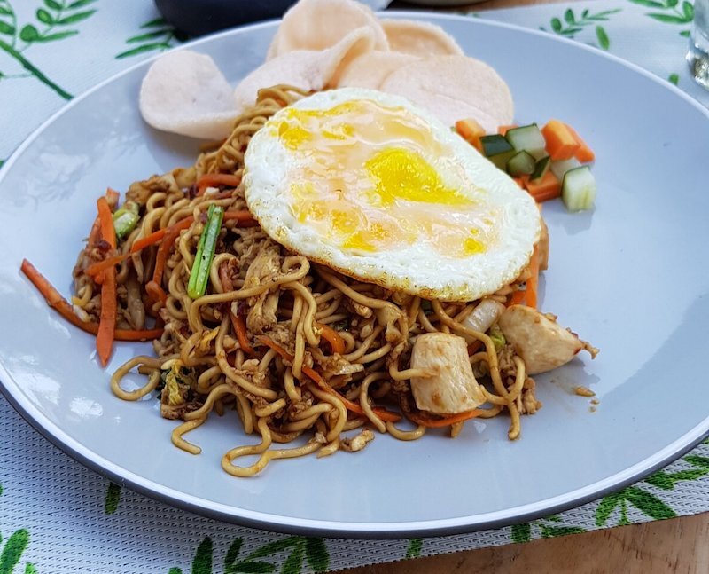 то же самое, что и nasi goreng, но вместо риса лапша. Если не ешь мясо, проси вегетарианскую версию. 