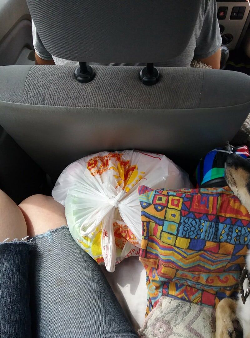 Набили машину по полной программе. Скрюченные ноги, пакеты до потолка....