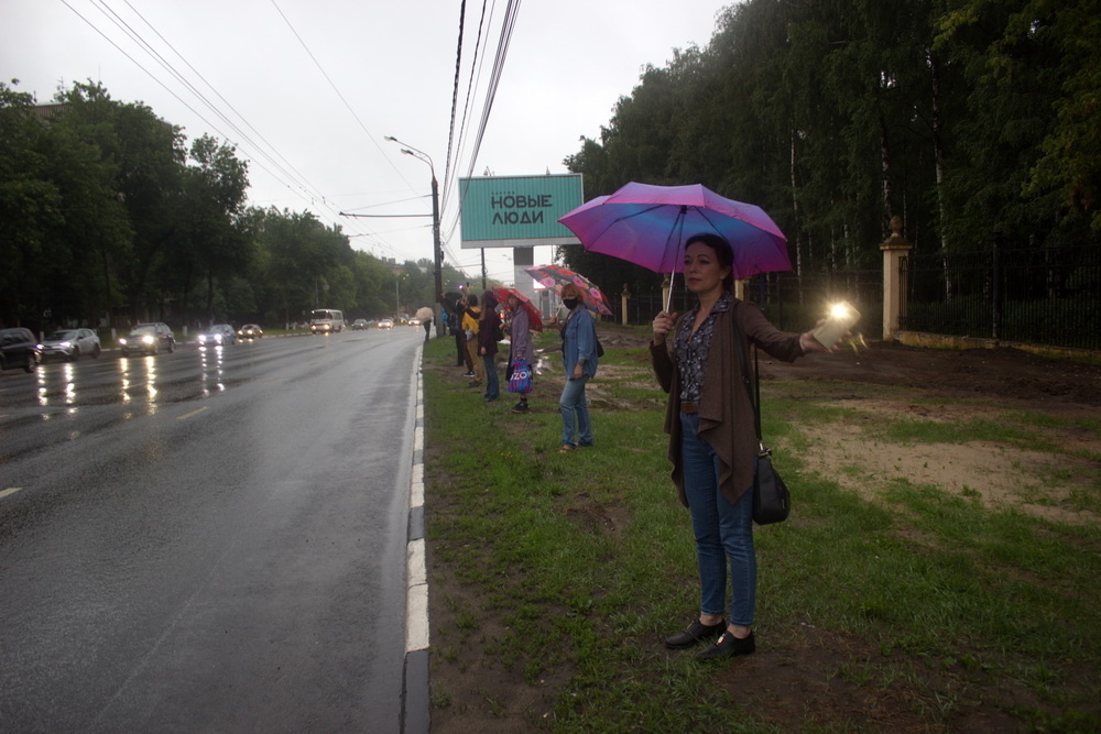 Несмотря на похолодание и мерзкий дождь, около 70 человек собрались постоять возле ограды парка «Швейцария». Каждый из них пришел сказать нет планам городских властей благоустроить этот самый парк за 4 млрд. рублей. Тут важно оговориться – благоустройство самого большого парка в Нижнем Новгороде - вещь важная и нужная. Но 4 млрд. рублей? Да у нас в центре города ливневки нет! Чего стоят только планы мэрии возвести в «Швейцарии» туалеты по цене крутого коттеджа по 16 млн. рублей. Кажется, что деньги уже попилили, и теперь в срочном порядке, мэрия начинает что-то делать, но неожиданно наткнулась на народную массу. Полиция за происходящим наблюдала, но не вмешивалась. 