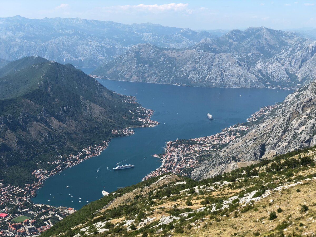 Вид на Бока-Которский залив с серпантина Негуши-Котор