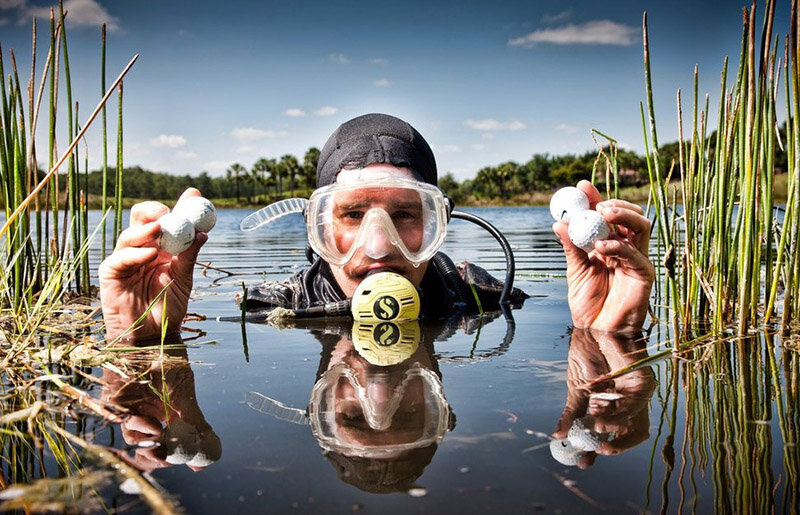Гольф — забава богачей, и естественно, данная специальность очень прибыльная. Во время игры мячи часто улетают в окрестные пруды. Но не будут же интеллигенты самостоятельно вынимать утерянный предмет? Правильно, именно для этого и нужны специально обученные ныряльщики. Каждый поднятый со дна мяч оценивается в 6 центов, а годовой доход от продажи принадлежностей может составлять до 100 тысяч долларов.