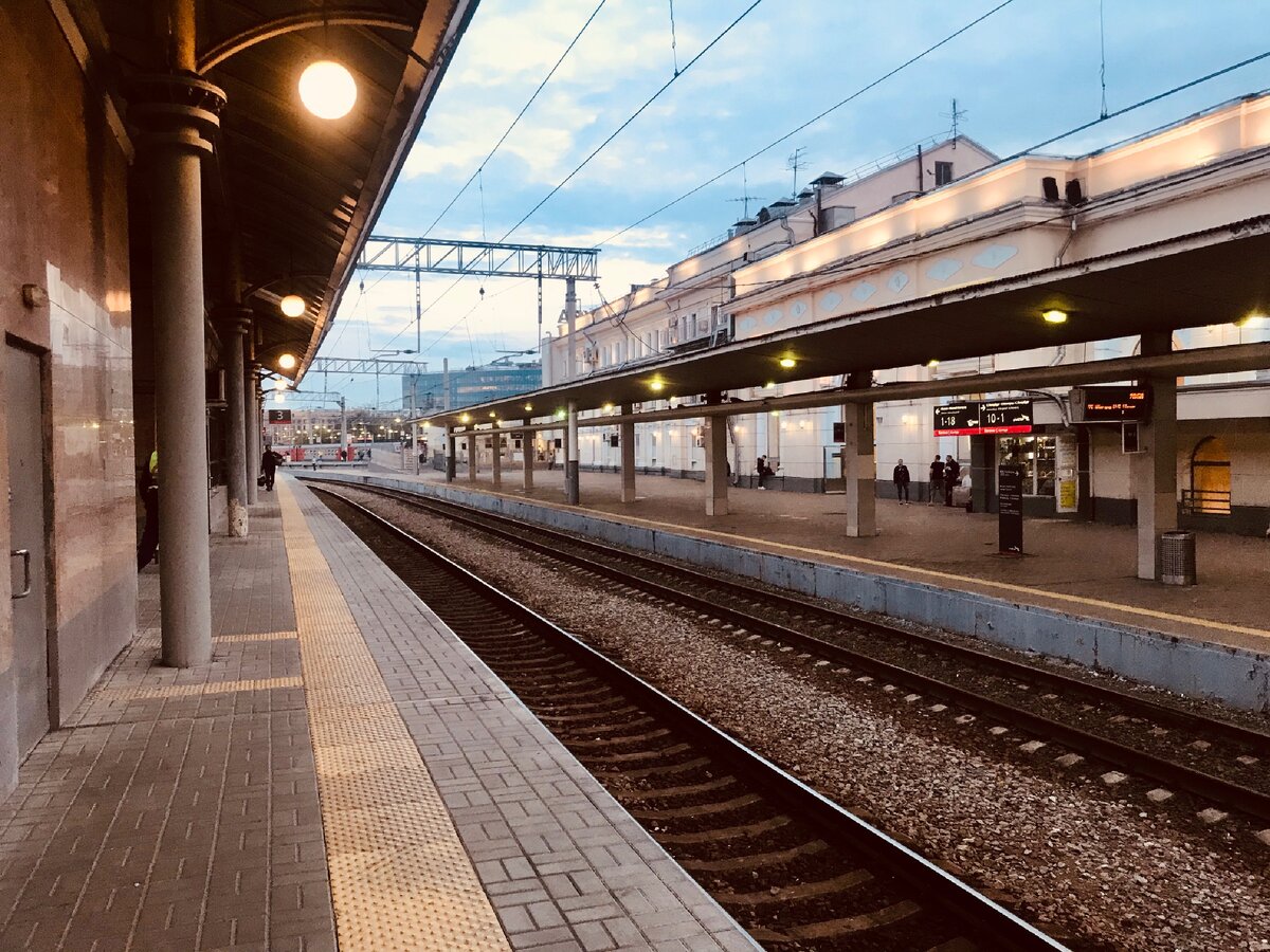 Выход на платформу прямиком из тоннеля, ведущего из вестибюля метро к нижнему этажу вокзала. Проход через турникет бесплатный — ранее для этого нужно было перепрошивать транспортную карточку. 