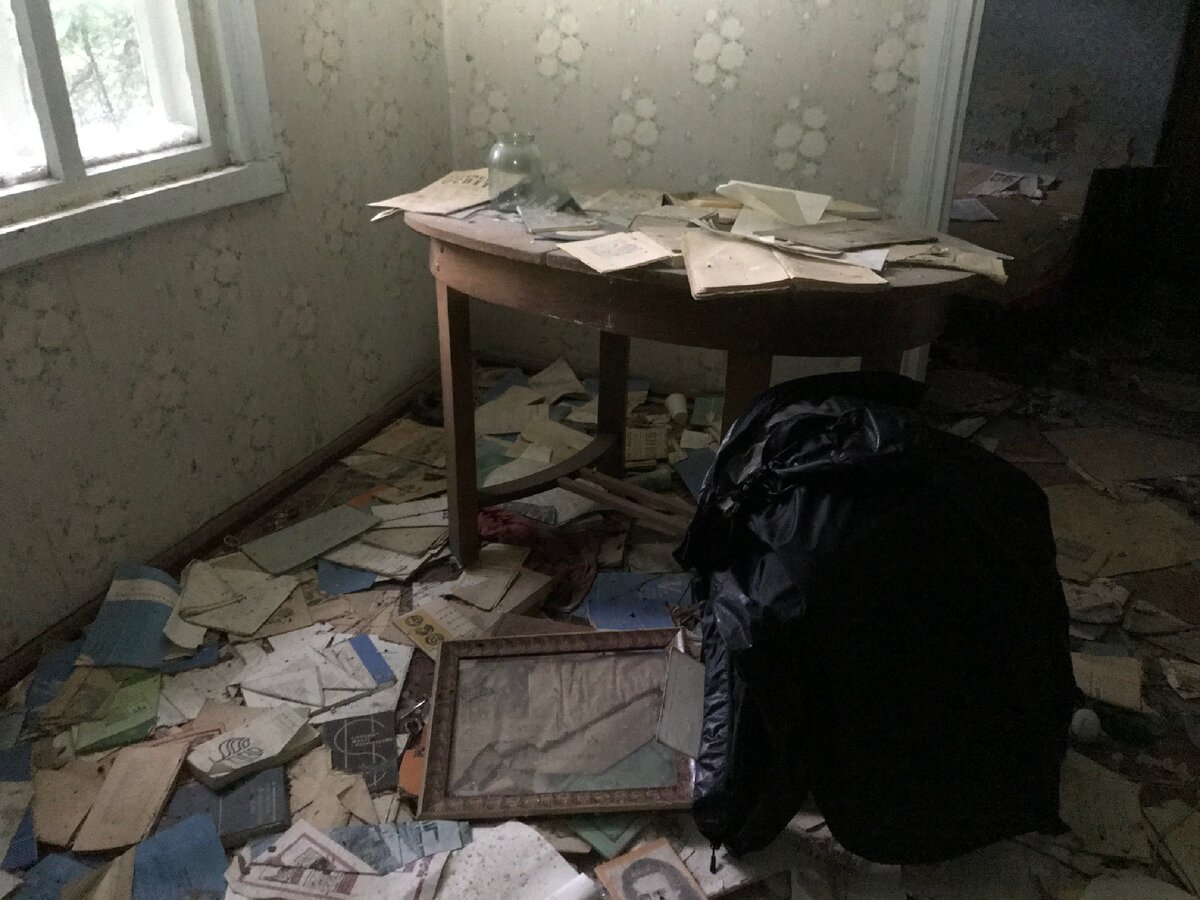 Заброшенный дом в Чернобыле с техникой. Никто не утащил ценности?