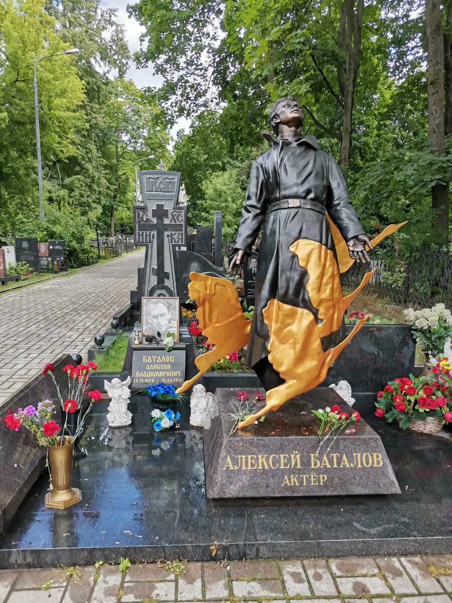 Где похоронен баталов алексей фото памятника