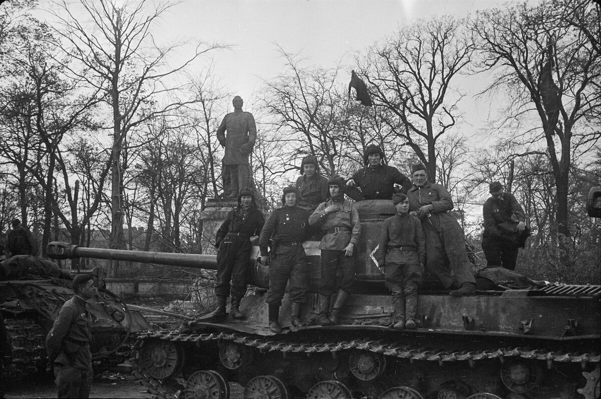 Фаминский Берлин 1945 танкисты. Парк Тиргартен в Берлине в 1945г. ИС-2 В Берлине 1945. Танк ИС 2 В Берлине.