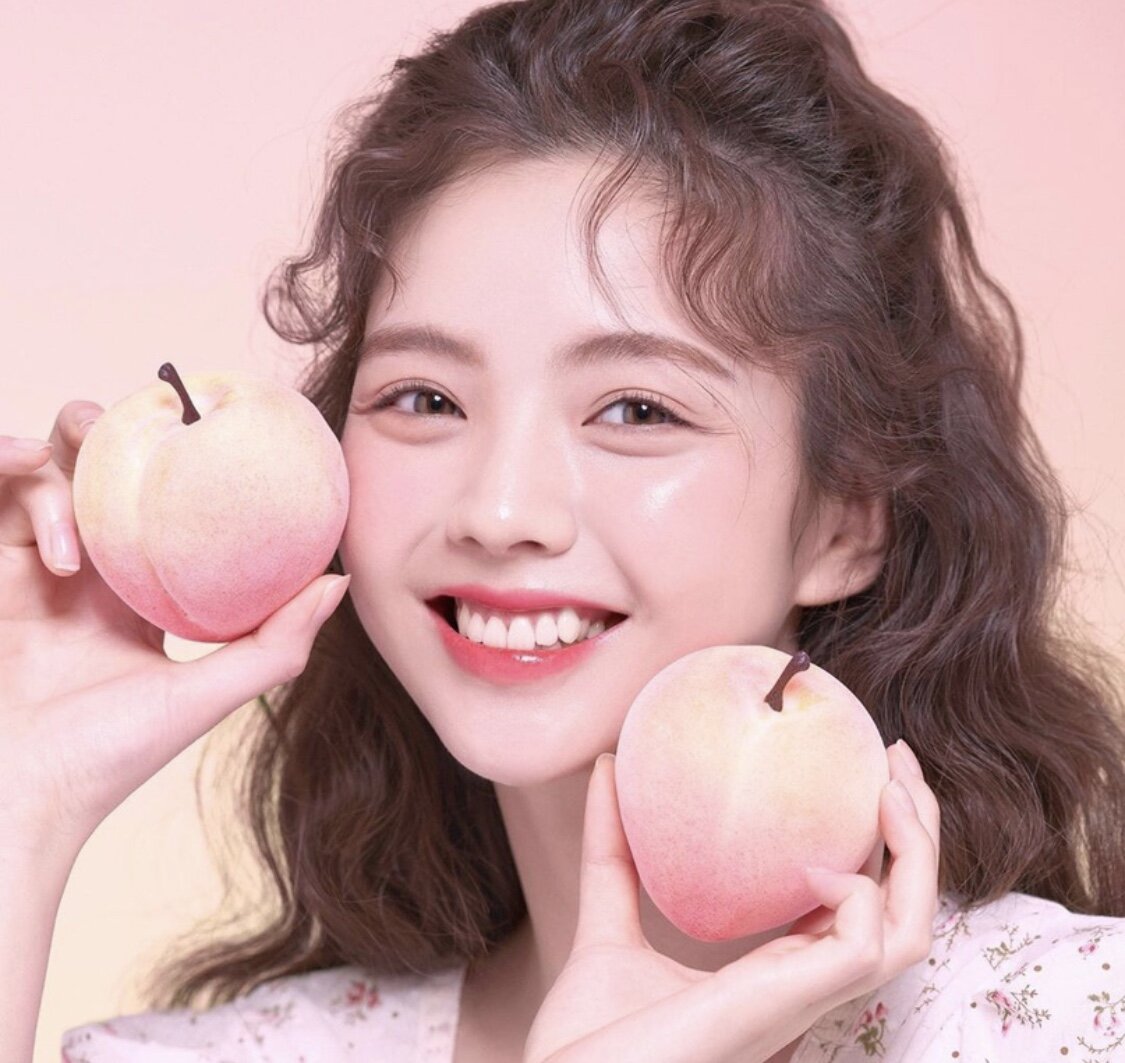 Макияж есть, но это не бросается сразу в глаза.