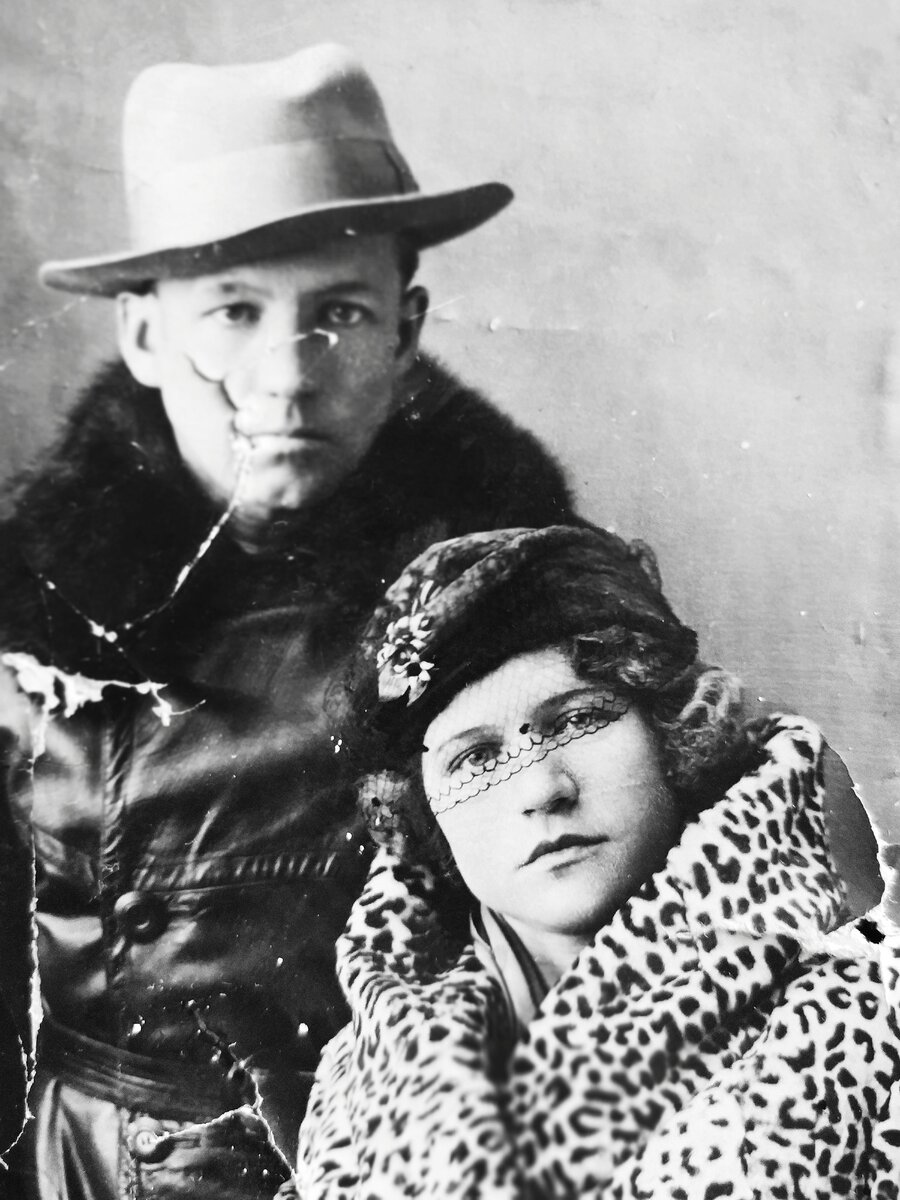 Мои дед и бабушка. Торжок, 1930 год. У бабушки укладка и вуаль на шапочке