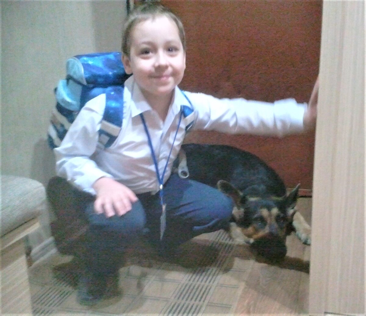 Это уже дома после школы. На шнурке висит бэйджик, у всех детей такие. Удобно.