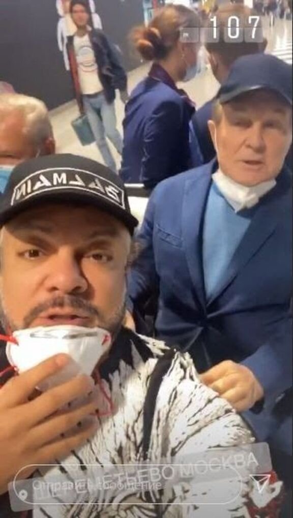 Переболевшие ковидом Киркоров и Лещенко в Шереметьево в октябре. Кадр сториз fkirkorov / Instagram