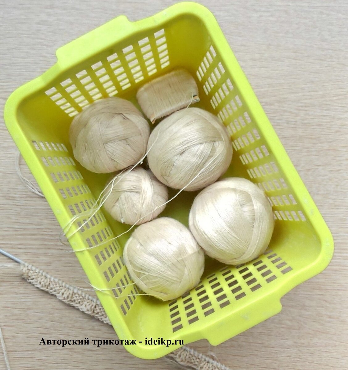 Пряжа в клубках.