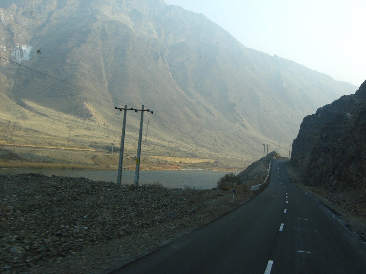 Кадры,  сделанные в 2008 году, со стороны Ирана. На другом берегу реки Аракс -  ж.д. линия "Баку - Джульфа". Она идёт по ущелью вдоль границы с Иранам,  пересекая несколько границ. С момента конфликта не действует и местами  разобрана. 