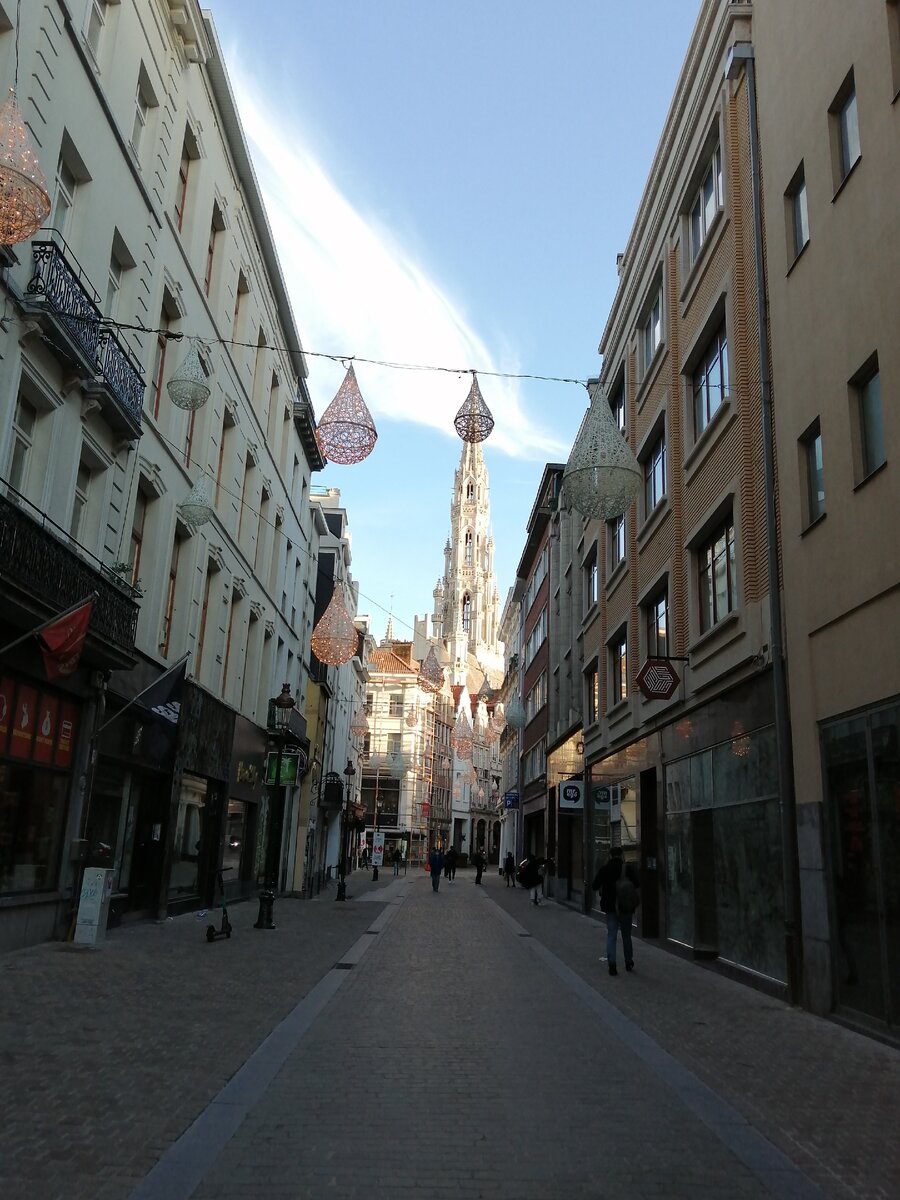 Уже появились фонарики на некоторых улочках, но пока очень всё скромно