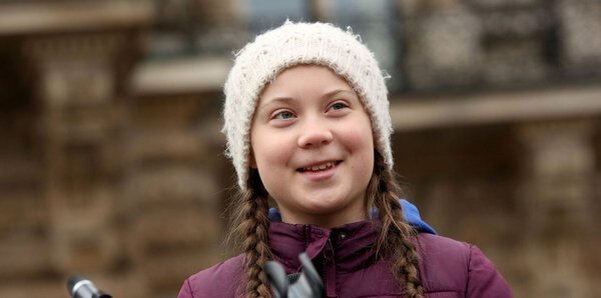 Типичная девочка-аутист - грубоватое лицо, отечности, сложности с мимикой