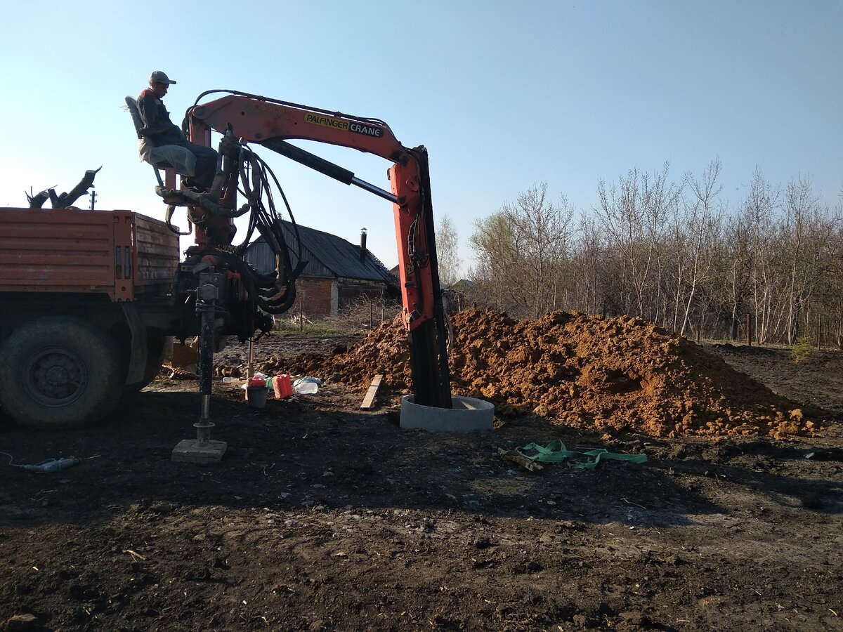 Там внизу человек, обмазывает швы :)