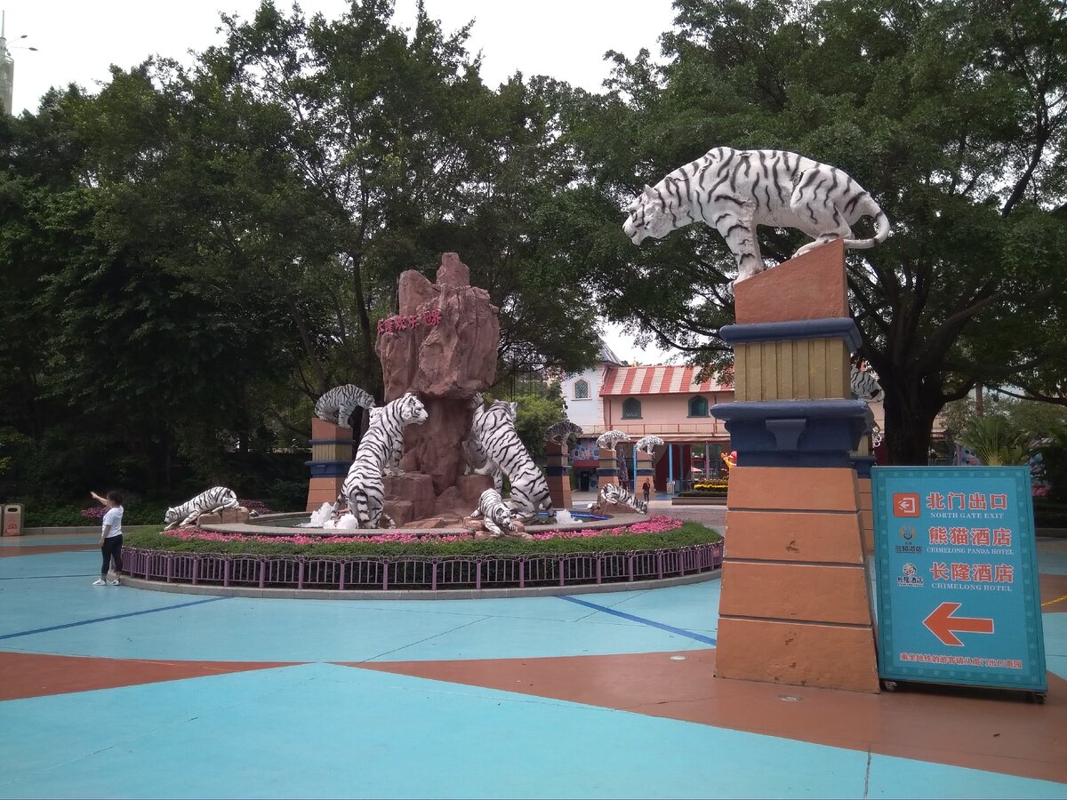 красивый фонтан со львами возле входа