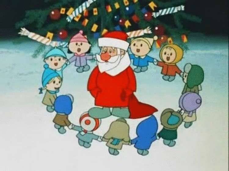 А вы заметили, что дети на переднем плане проходят у Деда Мороза под валенками?