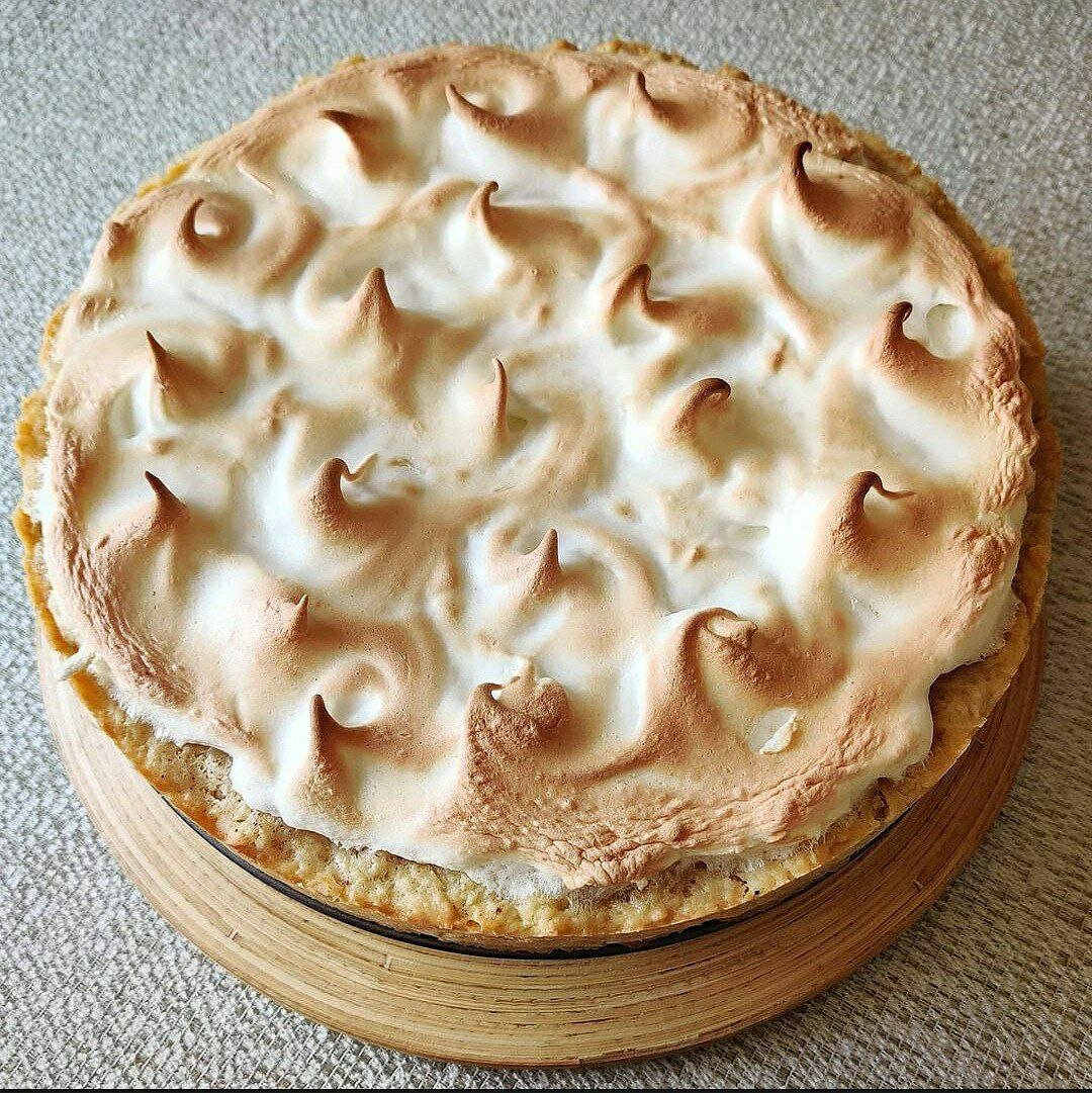 Грушевый пирог с ванильной меренгой