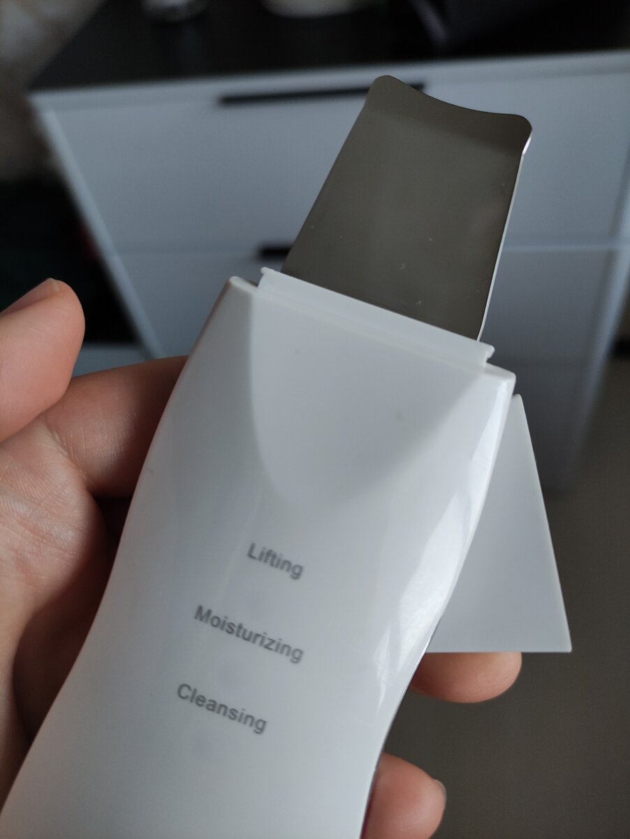 Выбираю режим Cleansing, смачиваю ватным диском лицо и под углом 45° примерно прохожусь по всему "периметру"