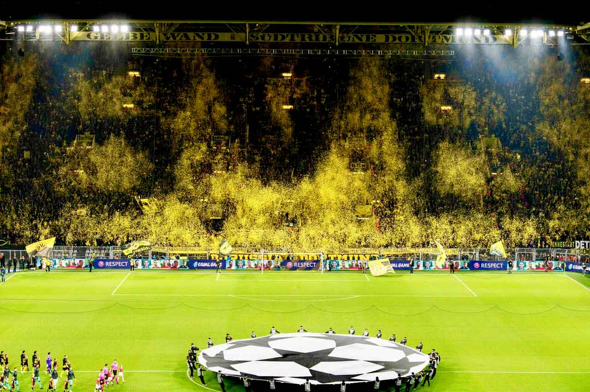 Сигнал Идуна Парк" домашиний стадион Дортмунда. Главная звезда "Боруссии" - болельщики. Источник: https://traveldigg.com/signal-iduna-park-the-largest-stadium-in-germany/ 