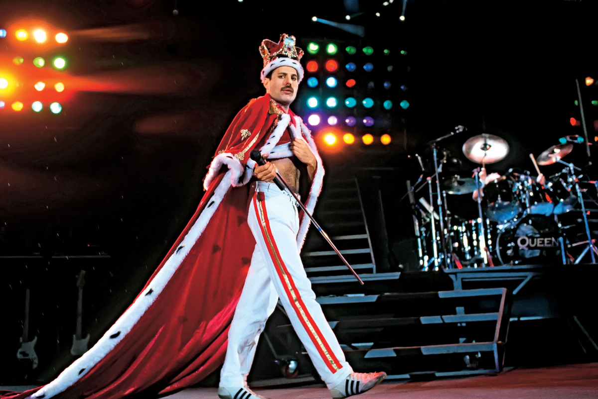 Going on stage. Freddie Mercury. Группа Queen Freddie Mercury. Фредди Меркьюри в костюме короля. Фредди Меркьюри в короне и мантии.