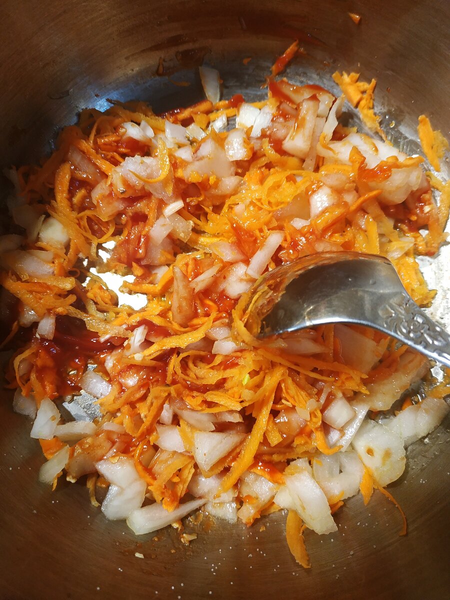 Тушим овощи  с томатной пастой прямо в кастрюле