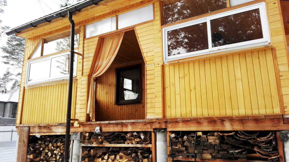 Веранда-терраса нашего дачного домика в Сибири, заготовки дров (фото автора) 
