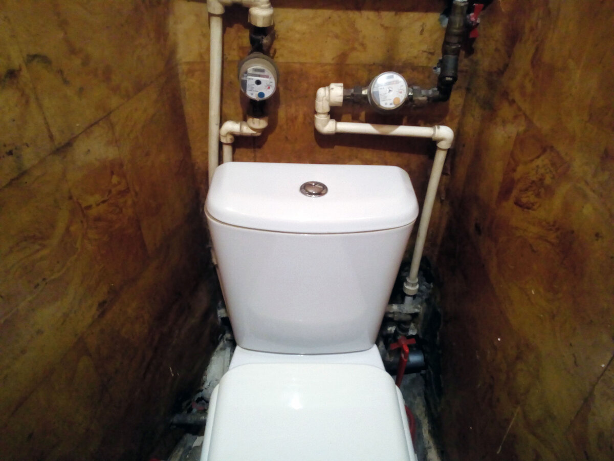 Помещение, конечно, требует ремонта. Но советские архитекторы придали ему такую замысловатую форму, что ни один плиточник за работу не берётся. 