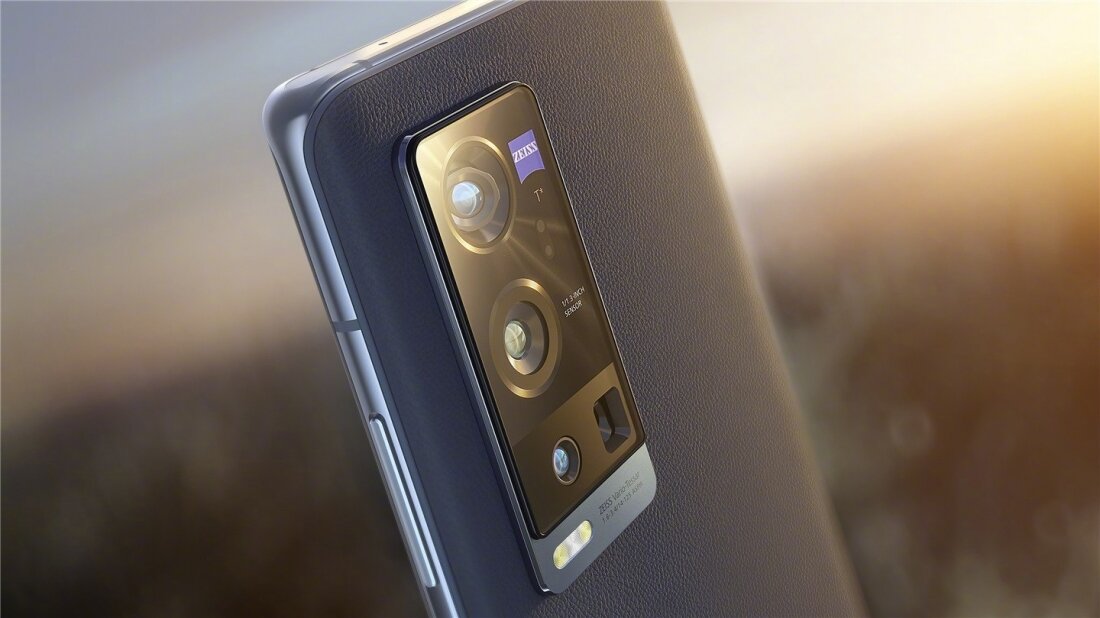 Четыре модуля камер на задней стороне Vivo X60 Pro+ 