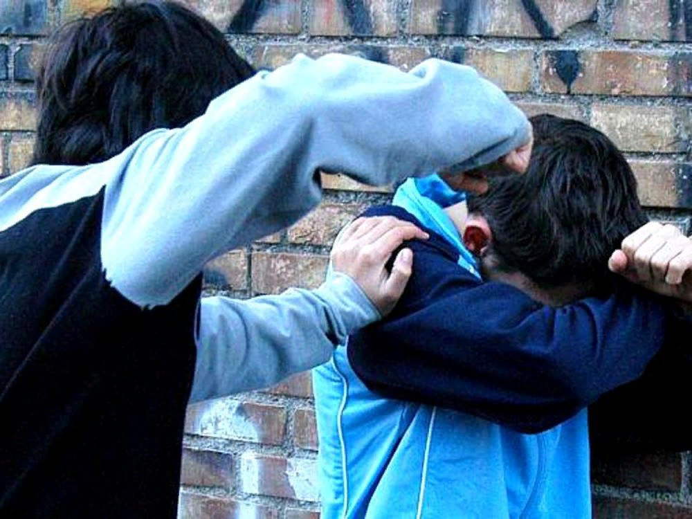 Подростки дерутся. Подростки дерутся. Подростки дерутся. Подростки дерутся. Драка школьников в школе.