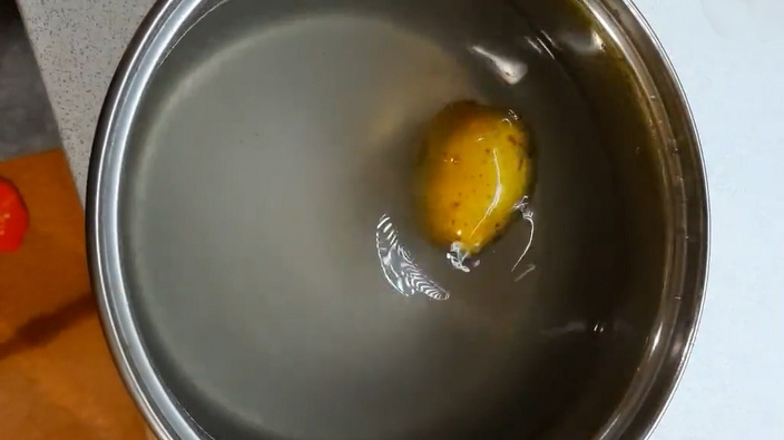 Если картошка в нем не тонет, значит раствор идеальный. 