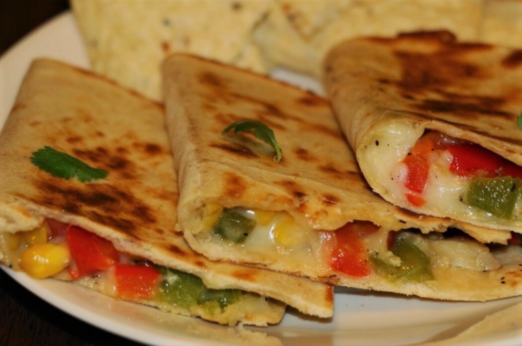 Тортилья является традиционным блюдом мексиканской кухни. Обычное он бывает острым, но его можно сделать менее острым, а именно так, как вы сами любите