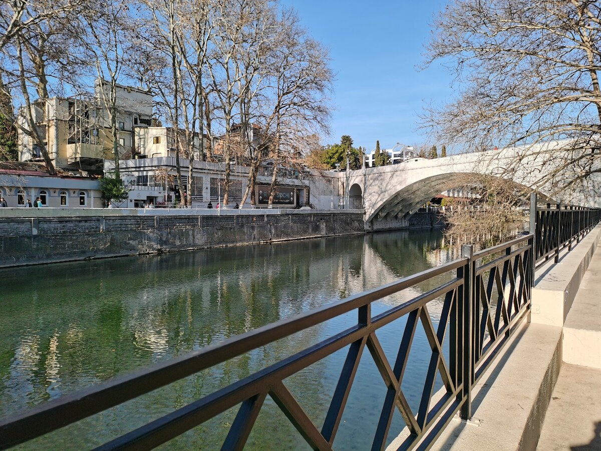 Зимний Сочи. Тут неподалёку и есть тот магазинчик