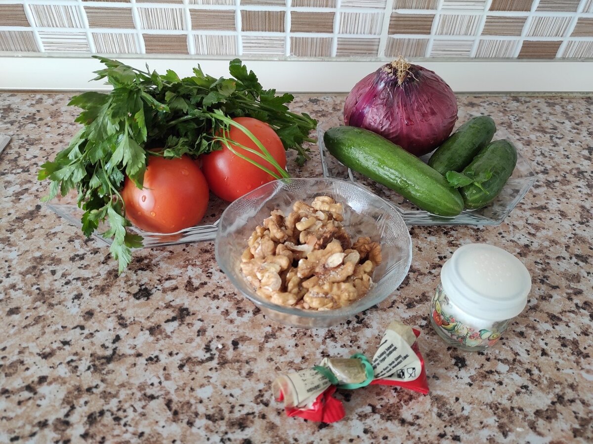 Подготовим все необходимые продукты. Промоем овощи, достанем специи, чтобы ничего не забыть