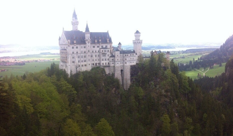 В свободное время можно устроить себе экскурсии и изучать страну