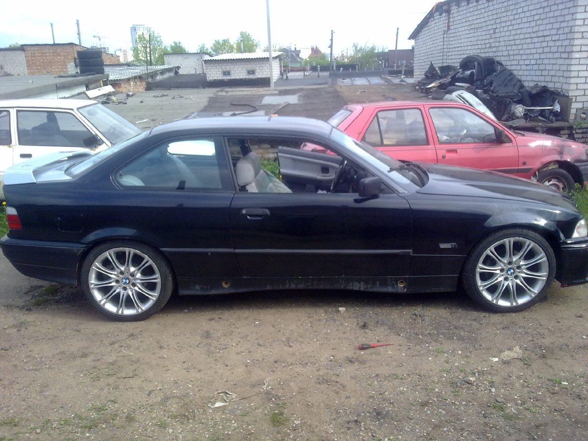 Моя Е36 на r18. Переобулась на лето.