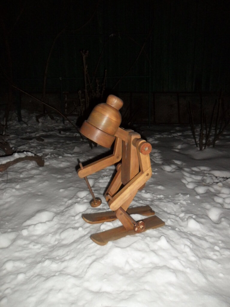 Настольный светильник из дерева "Лыжник".