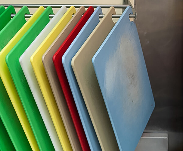 Привычная картина для многих - исцарапанные пластиковые доски, которые через год выкидываются. В запущенных случаях - висят и дальше. Пропитались старым жиром, который попадает в салаты с пластиком. Надо уходить от этого.