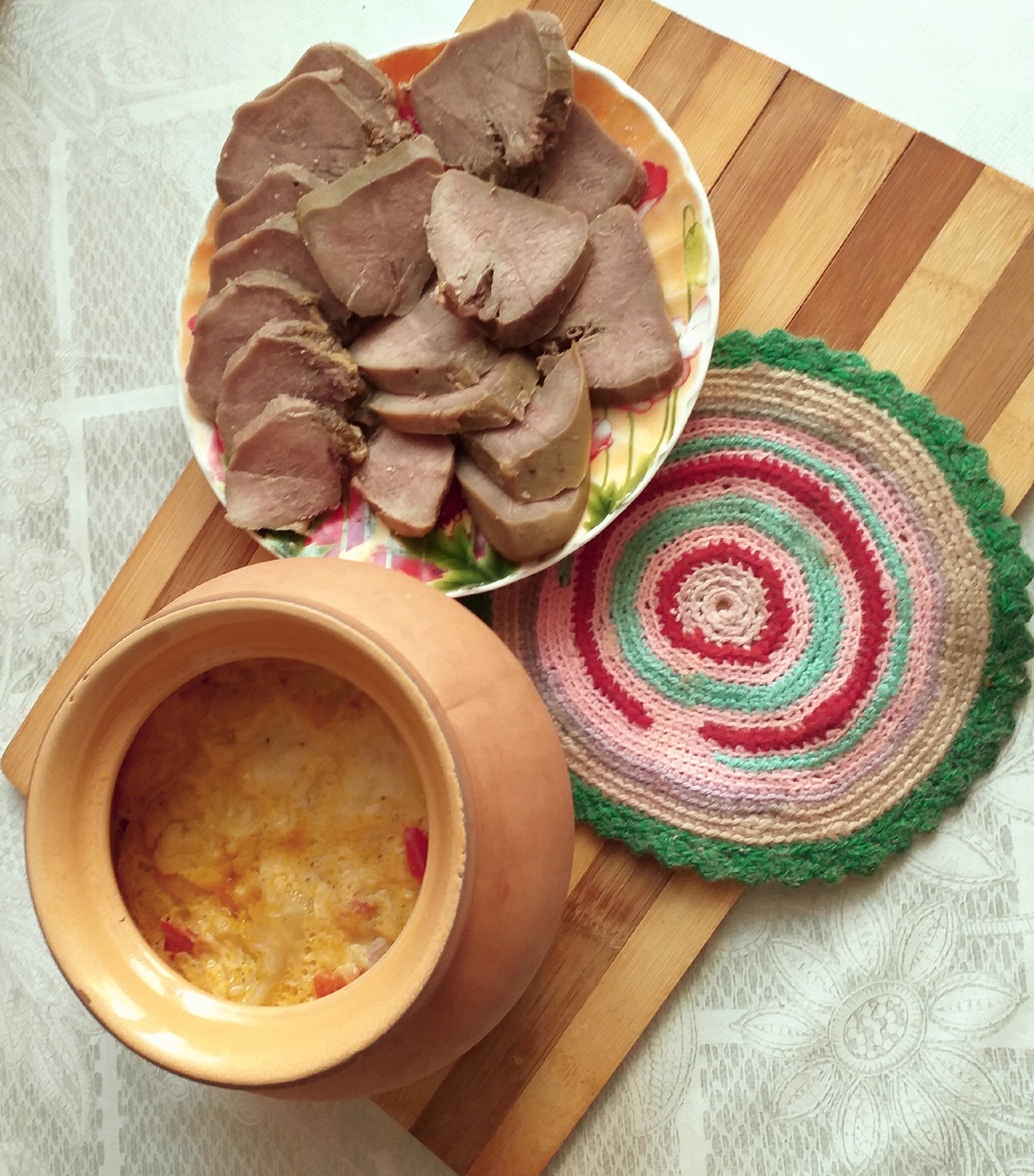 Запекаю овощи с яйцом в горшочке, язык отварила - мне нравится)