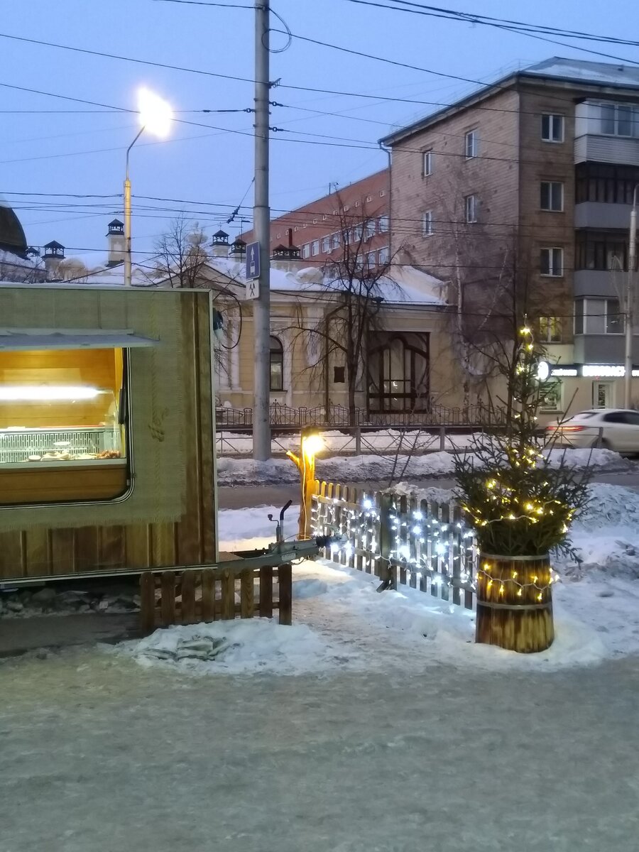 Фото автора. Остатки новогоднего убранства города