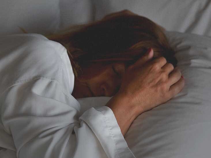 Мужик у которого болит голова ночью. Девушка лежит страдает. Недомогание сонливость. Очень сильно болела голова ночью. Парень проснулся.