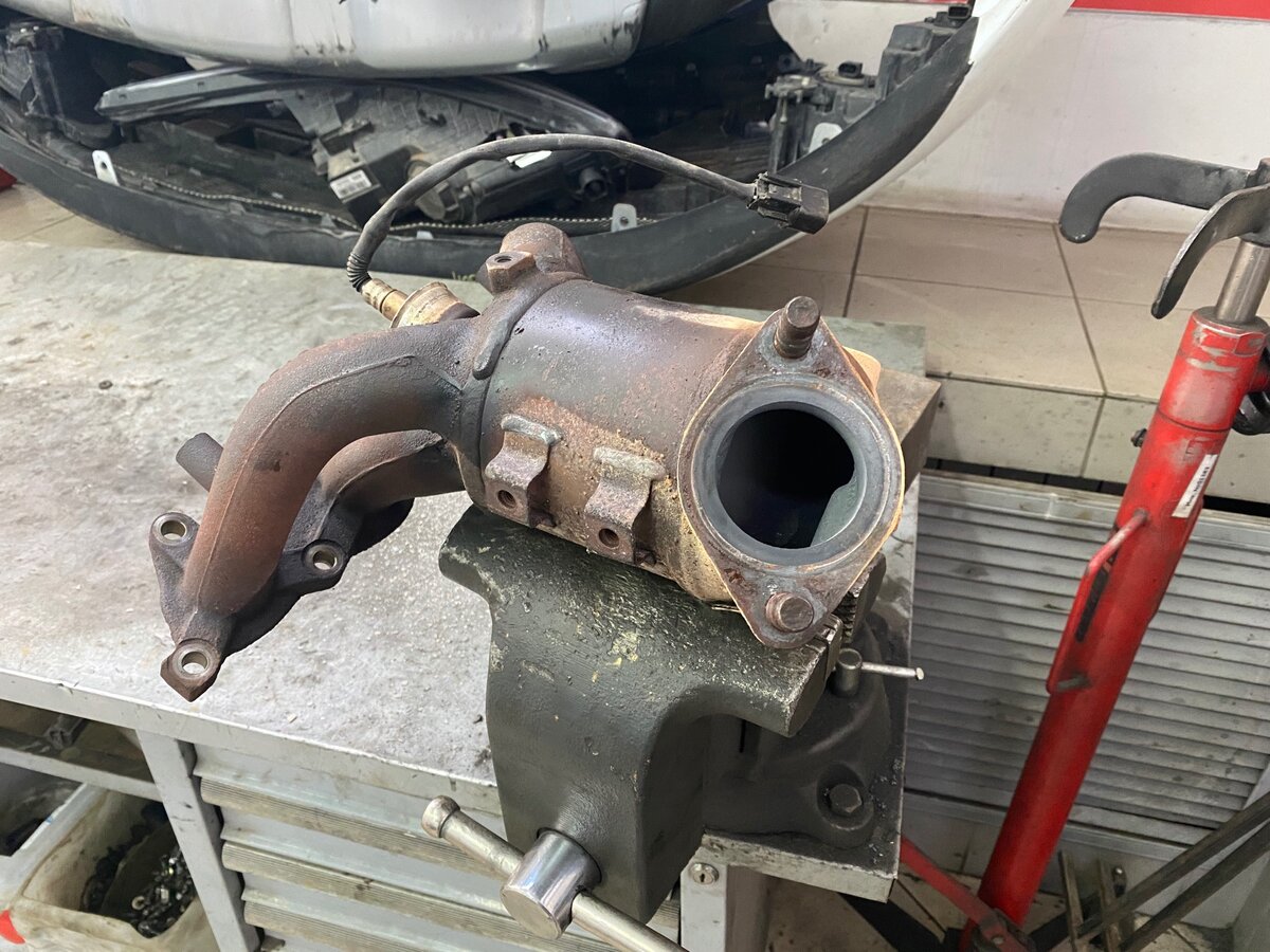 На фотографии не видны последствия разрушения катализатора, но они значительные (в галерее несколько фотографий).