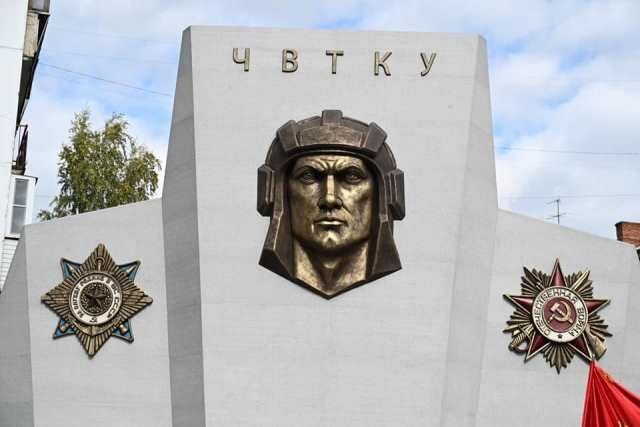 Памятная стелла и корпуса войскового остановочного пункта