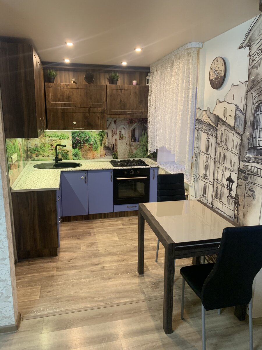 Фото моей кухни; замечание не убрал зеленые горшки сверху! - это деталь интерьера, её должно быть! 