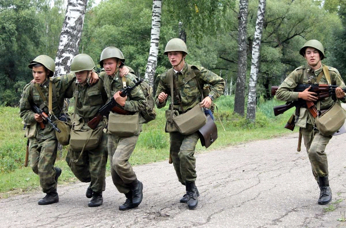 Тег армии. Солдаты на марш броске. Марш бросок в армии. Солдат бежит. Солдат армии России.