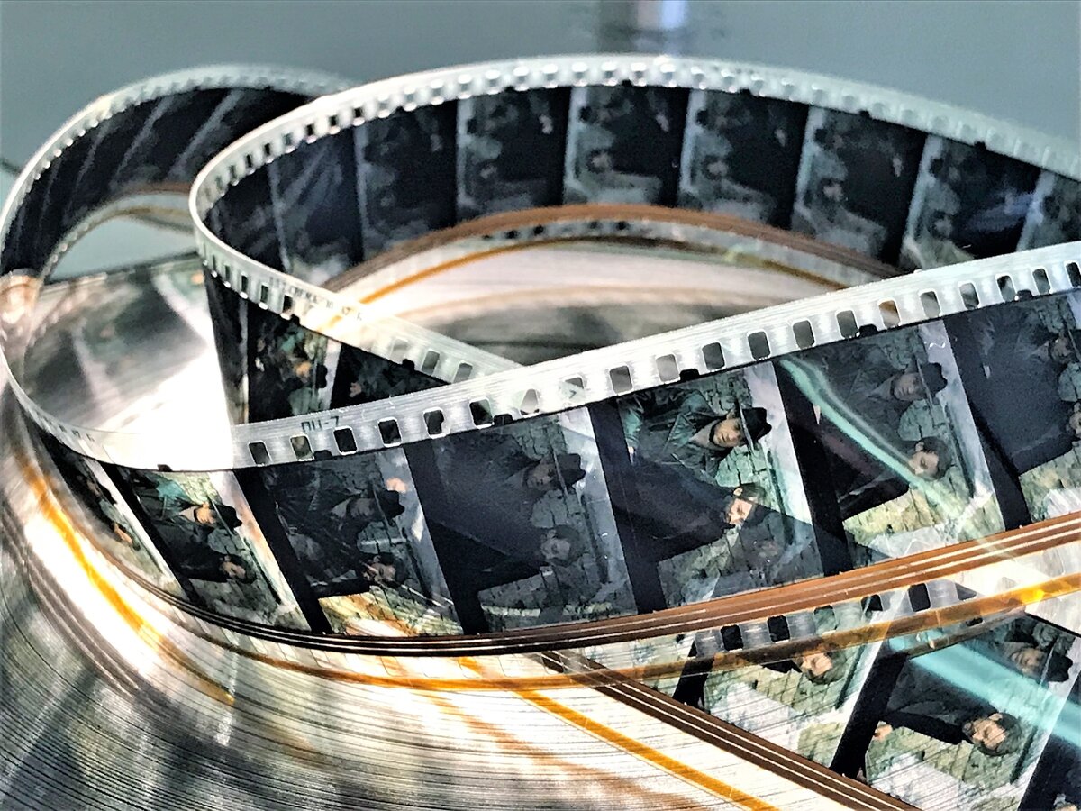 На фото - позитивная копия фильма 1979 года. Сканируются негативы (исходная пленка)