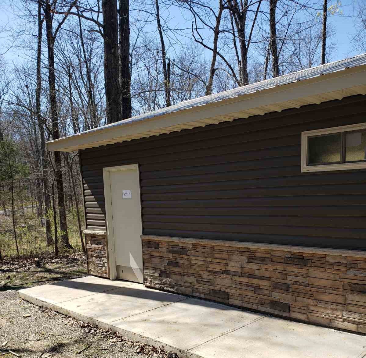 Вот в таком домике в лесу есть туалет, душевая кабина, умывальник. Фото автора. Листайте галерею 