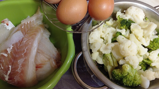 свежее филе рыбы и курицы