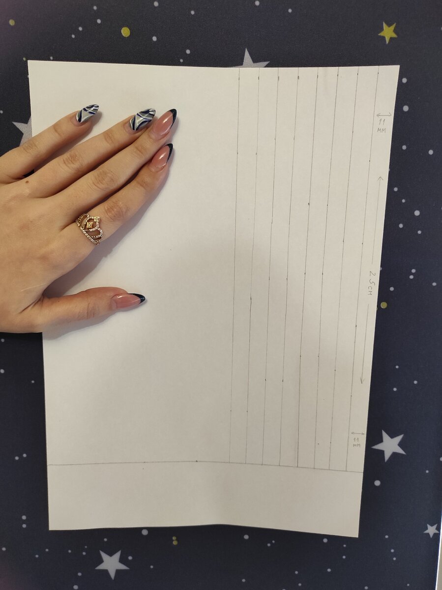 На них отмеряем длину 25 см и ширину 11 миллиметров, на одном листе А4 мы можем сделать более 10 звездочек. 
Вырезаем наши полосочки и приступаем к формированию нашей звездочки.